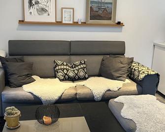 Cozy little house with a patio near the center! - Katrineholm - Living room