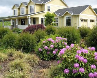 Perfect for families, couples, and small groups that value privacy. - Tillamook - Edificio