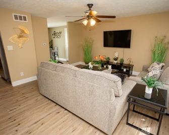 Tollgate · 7602 Tollgate Ct, Florence - Florence - Living room