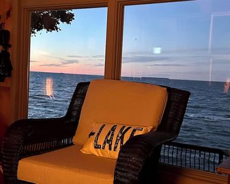 Beachfront lake house with large deck, beach bonfire & stunning views! - Pigeon - Balcony