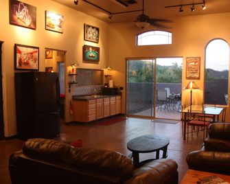 The Motorsport Studio - Cave Creek - Sala de estar
