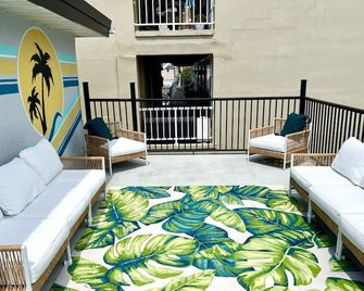 Deluxe Queen One Bedroom Suite 103 - Wildwood - Balcony