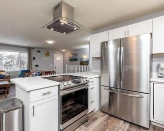 Alaskan Landscape Lodge - Anchorage - Kitchen