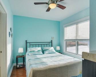 Condo with Community Pool - Walk to Madeira Beach! - Saint Pete Beach - Bedroom