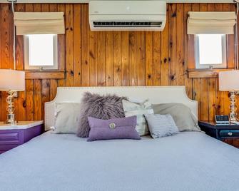 Bankers Cottage: Dog-Friendly Tiny Cottage with Close Beach Access! - Nags Head - Schlafzimmer