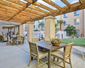 Homewood Suites by Hilton Palm Desert - Palm Desert - Innenhof
