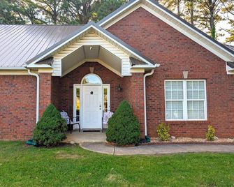 Space Oddity: Close & Accessible! / Fiber Internet / Ev Charger! - Huntsville - Building