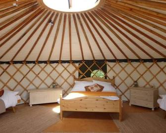 'Chestnut' Yurt in West Sussex countryside - Haslemere - Bedroom