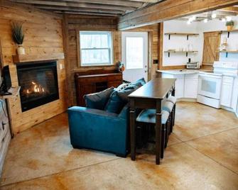 Gorgeous Carriage House! - Granville