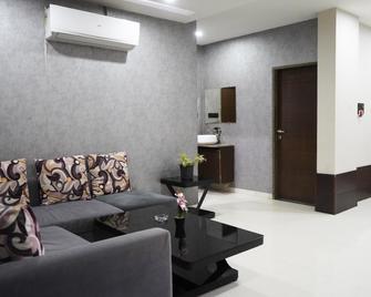 Stay10 Luxury Service Apartment Hotel - 印多爾 - 客廳
