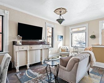 Quiet Historical Home - Cheyenne - Living room