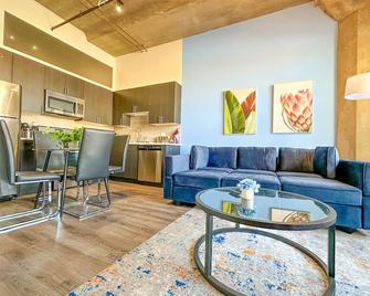 Convenient Cozy 2BR Loft with Optional Parking for 8 guests Near McCormick Place, Soldier Field and Lakefront Trail - Chicago - Living room
