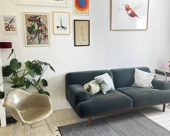 Delightful two-bedroom flat with balcony in Funky Nørrebro - Copenhagen - Living room