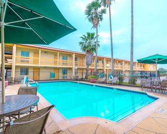 La Quinta Inn by Wyndham Clute Lake Jackson - Clute - Pool