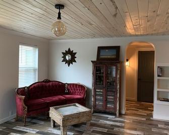Valentine's Northern New Mexico Mountain Ranch on Colorado Border retreat - Raton - Вітальня