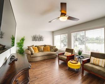 3 Mi to Lake Michigan Lakefront Portage Home! - Portage - Living room