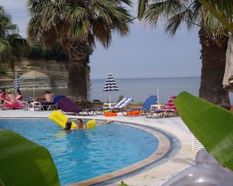 Maria' s Beach Apartments - Sidari - Piscina