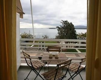 Lovely sea front apartment - Itéa - Balkón