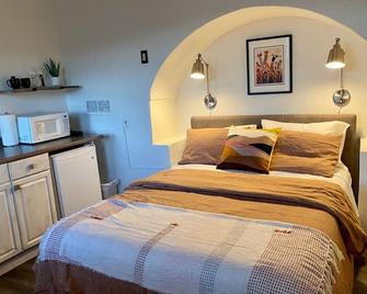 Queen, river view, disc golf, kayaks, ATV, wildlife, hiking, beach, pet friendly - Moab - Bedroom