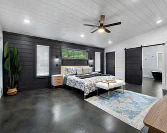 Whispering Retreat Sleeps 4 - Broken Bow - Bedroom