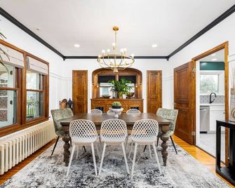 The Oak & Ivy / Walk Uptown! - Perrysburg - Dining room