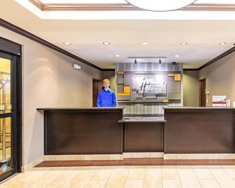 Holiday Inn Express & Suites Floresville By IHG - Floresville - Front desk