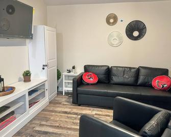 The Cardinal. Newly built 1-bedroom cottage w/ WiFi and AC in delightful Muncie - Muncie - Huiskamer