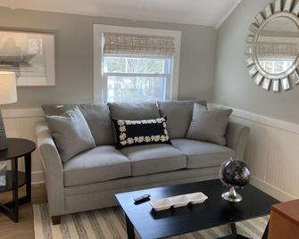 Updated Carriage House Apt - Centrally Located - Hampton Bays - Sala de estar