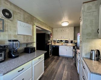 Downtown Gated Hideaway - Anchorage - Cocina