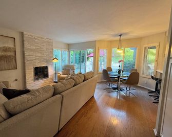 Spacious Resort-Style Retreat with Pool, Spa & Park Views - San Diego - Sala de estar
