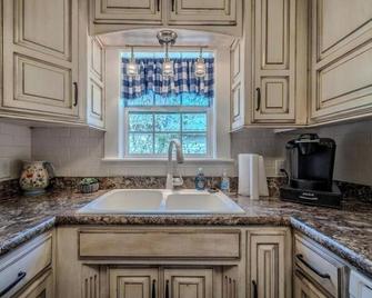 Bland Avenue Bungalow - charming home built in 1937, centrally located - Lebanon