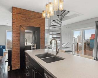 Spectacular Skyline Views - Luxury 2 Bedroom - Pittsburgh - Cocina