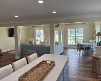 Charming 3-bedroom cottage with WiFi, AC and beautiful view our orchard and pond - Dublin - Essbereich