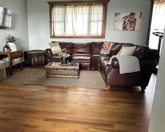 Spacious 5-bedroom farmhouse near Sturgis with WiFi - Whitewood - Sala de estar