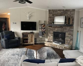 3 bedroom, 2 bath Modern family Cabin minutes to Gull Lake! Pet friendly! - Rimbey - Living room