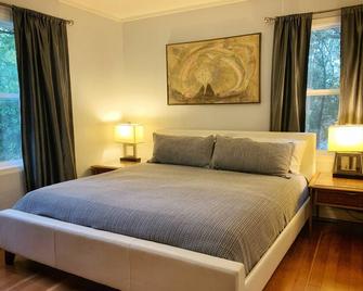 Vintage Comfort in Downtown Murphys with Hot Tub! Easy Walk to Main Street - Murphys - Bedroom