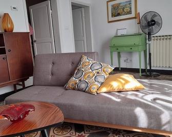 Ligurian villa apartment 900 meters from the sea - Sestri Levante - Salon