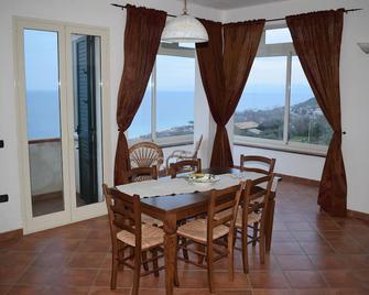 Apartment 1 Bedroom, living room / kitchen, large picture window overlooking the sea - Zambrone - Sala pranzo