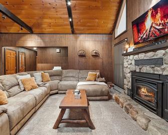 New! Woodland Retreat - Hot Tub Game Room Firepit - Tamworth - Living room