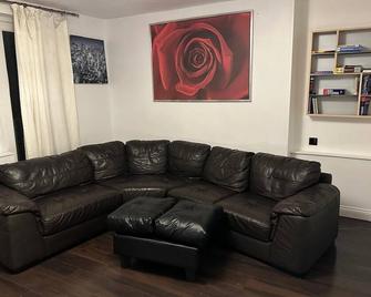 Stylish 1br Apt W Fireplace & High-Speed Wifi - London - Living room
