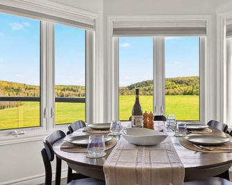 Modern Farmhouse Getaway | 5+ Acres | Family Friendly | Arrowhead | Algonquin - Huntsville - Ruokailuhuone