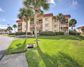 St Augustine Beach Condo with Resort Amenities! - Saint Augustine Beach - Bâtiment