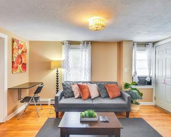 Stunning Brockton Apt Less Than 4 Mi to Westgate Mall! - Brockton - Living room