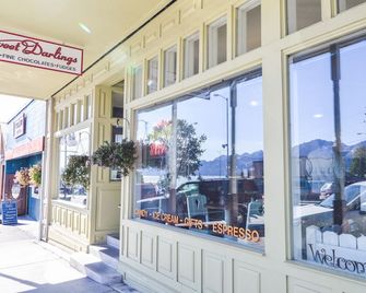 Historical Studio Apartment in Downtown Seward with Mt. Marathon View - Seward - Building