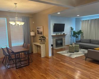 4bd 2.5 ba/4King Beds/ W/D/ Fenced Yard/ 24hr Security - Fife - Living room