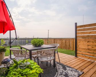 King Bed Astounding Cinematic Sunset in trendy location, South City - Winnipeg - Balcony