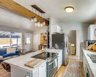 10 Mi to Red Rocks: Denver Home w/ Fire Pit! - Denver - Kitchen