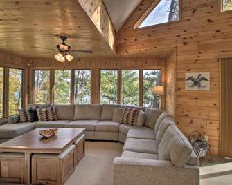 Deer Lake Chalet -\'The Lake Of Changing Colors\'- High Speed Internet - Deer River - Living room