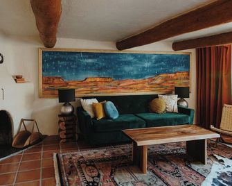 Hot Tub + Pool! Rattlesnake Suite at The Desert Compass in Old Town - Αλμπουκέρκι - Σαλόνι