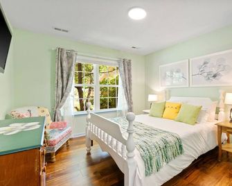 Delightful Duck Farm cottage, 5 min walk to State Park! Gated, a hidden gem! - Greenville - Slaapkamer